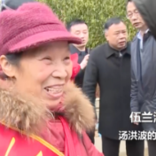 央视|汤洪波母亲伍兰清:我的崽得了国家的奖章,比过年还高兴