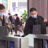 何时能恢复到疫情前的生活状态？梁万年：我们已接近这个时机