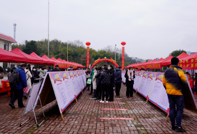 4100多个岗位送到家门口，2022年岳阳云溪区“春风行动”招聘会正在进行中！