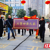 一人立功家乡父老同贺 雨花区为二等功臣送喜报上门