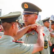 武警湖南总队：新兵授衔 列兵入列