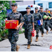武警湘西支队组织官兵慰问福利院孤寡老人 看望参战老兵