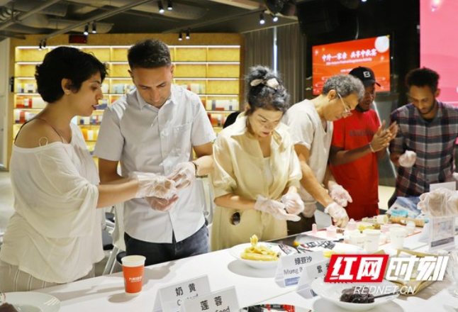 长沙：外籍人士与洋湖国际社区同庆中秋