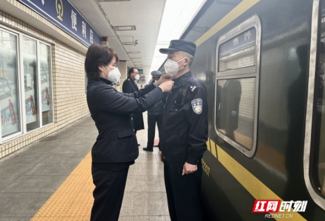 新春走基层丨“夫妻档”除夕夜同值一趟车，这是属于他们特别的团圆