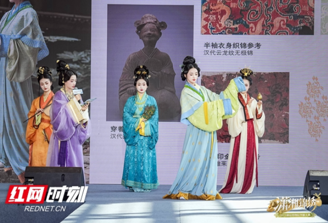 湖南博物院里上演华服大典 再现中华传统服饰盛大景象