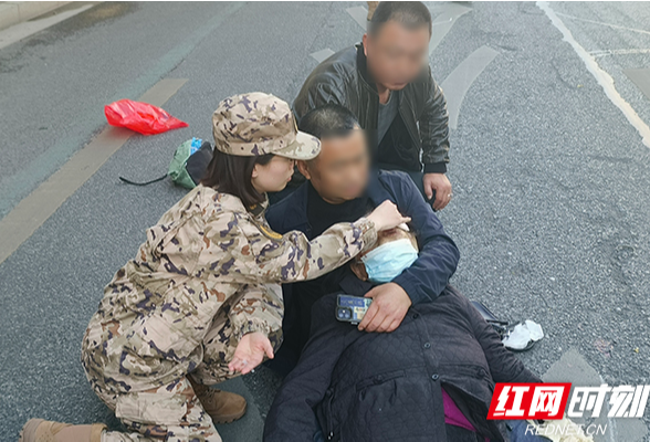 军营门口发生车祸 武警岳阳支队官兵紧急救助受伤老人
