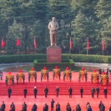 湖南举行向毛泽东同志铜像敬献花篮仪式