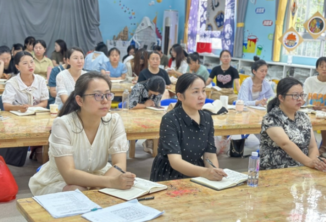 泸溪县民族幼儿园：暑期教师充电 探索幼儿户外“游戏”要诀