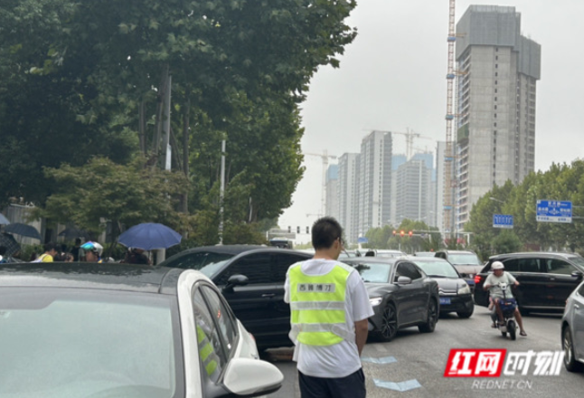 时刻帮丨网友：学校周边乱得“像二手车市场”，孩子们的放学安全如何保障？