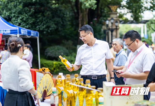 湖南广电举行“湖南茶油”进社区活动 助力农产品销售