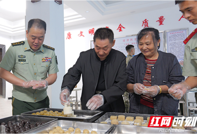 胜似家人 武警岳阳支队官兵邀张超烈士父母一起做月饼迎中秋