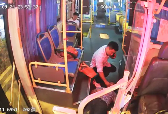 暖新闻丨公交车厢内外，都能看到他们这样做……