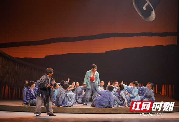 第八届湖南艺术节丨湘鄂赣三省优秀剧目《田耕牛本传》上演