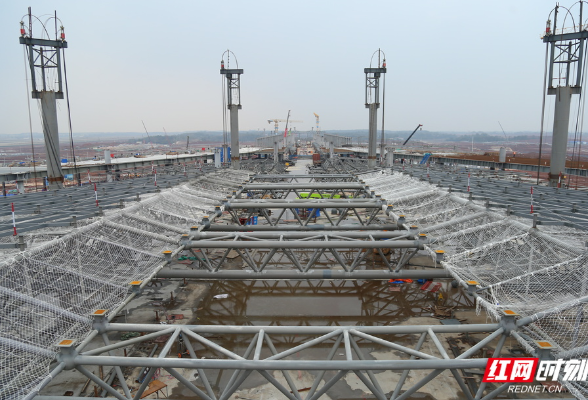 长沙机场T3航站楼第三块屋面钢网架结构顺利提升