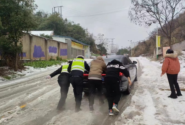 凛凛风雪虐山城 石门交警全员上路保畅安