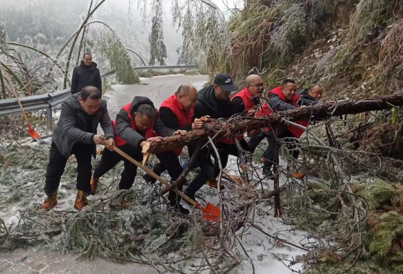 衡阳县岣嵝乡500多党员干部铲冰除雪 守护村民过年回家路