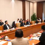 湖南代表团举行分组会议