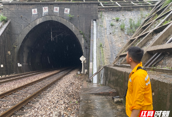 从白天到黑夜，这场和雨较量的“铁路保卫战”一刻未松懈