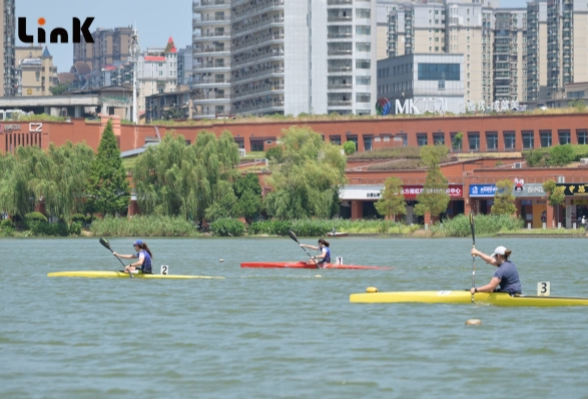 比赛中友谊升级 中乌皮划艇小将西湖公园开赛