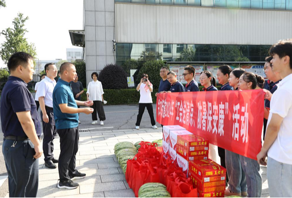 炎炎夏日送清凉，关爱行动暖人心
