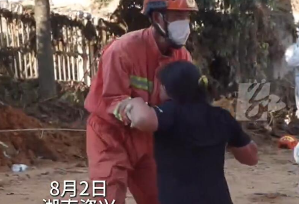 郴州市消防救援支队进村搜救 燕窝村村民向消防指战员致谢