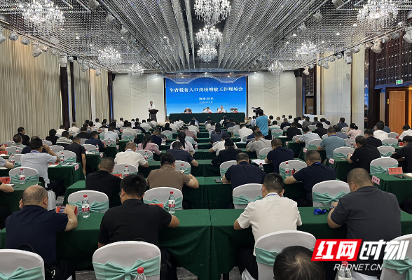 今年上半年，全省农村居民人均可支配收入同比去年增长6.2%