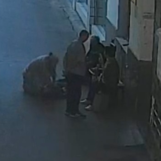 “照明女工”跪地施救十分钟，抢回一条生命
