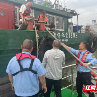 衡山：货船过闸突发故障 交通执法紧急救援保畅通