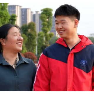 酿酒桶旁的双向奔赴：宿管母亲与逆袭少年的高中三年