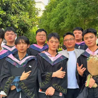 湖南交通工程学院2025届毕业生用光影定格青春 以合影镌刻大学时光