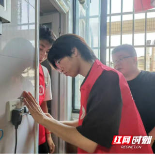 湖南工学院暑期社会实践团走进社区 开展入户安全检查与慰问活动