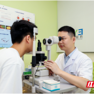 经历生长发育期+高强度用眼，18岁少年近视度数五年仅增100度
