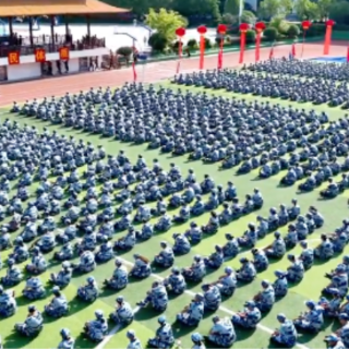 迷彩青春正飞扬！湖南交通工程学院2025级新生军训汇演超燃现场来了