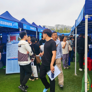 湖南交通工程学院精准指导学子奔赴“智汇潇湘 才聚湖南”专场招聘会