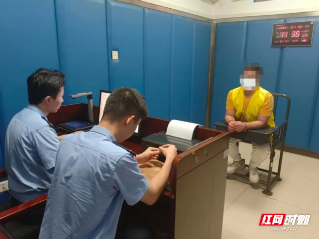 男子潜入酒吧包厢偷盗被抓