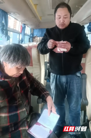 客车司机归还“救命钱” 拾金不昧暖人心