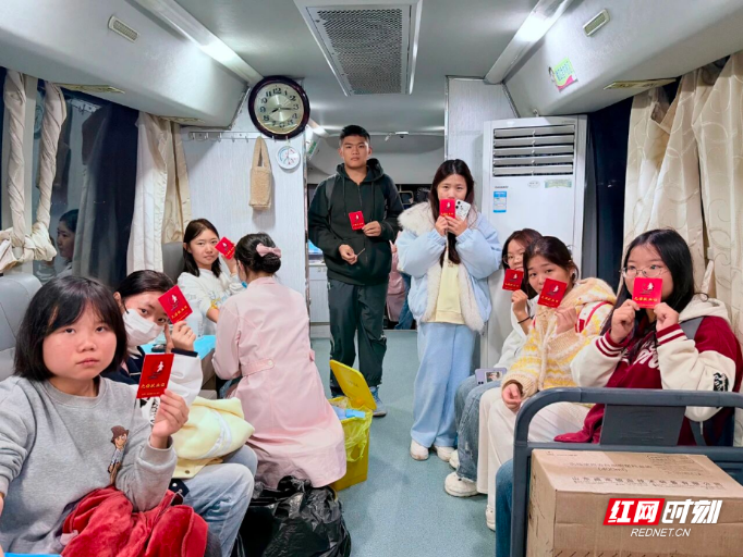 湖南财经工业职业技术学院132名师生挽袖献热血