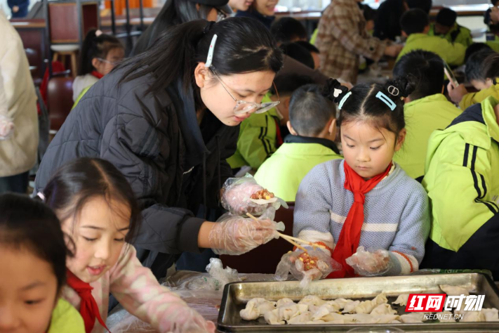 南华大学：大学生与小学生共同开展劳动教育实践活动