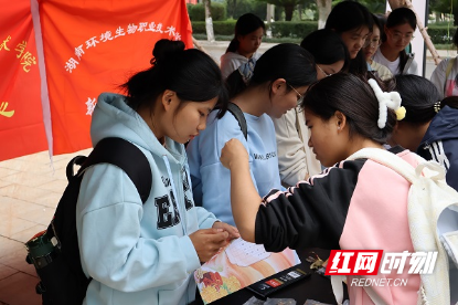 湖南环境生物职业技术学院以“青春伴重阳 时光共潮燃”活动焕发传统节日新活力
