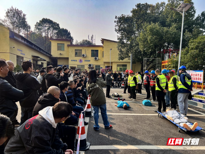 2025年衡阳市有限空间安全生产工伤预防培训“实战淬火”,数百人练硬安全“真功夫”