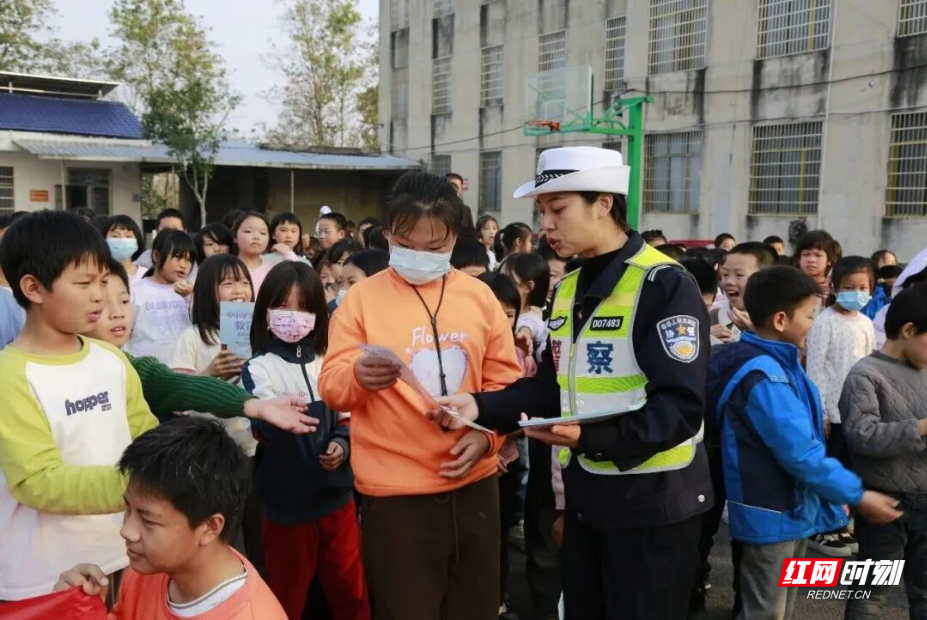 常宁:“三方联动”共筑农村、校园交通安全防护网