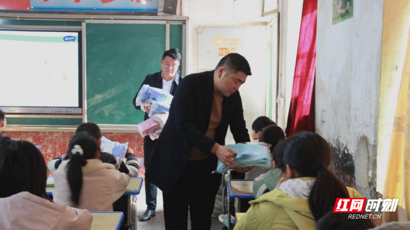 衡阳县:爱心围巾赠学子 温情暖意护童心