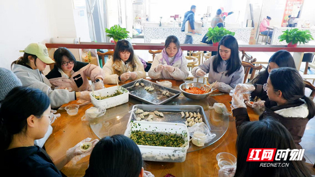 当传统文化“遇上”劳动教育：湖南交通工程学院师生冬至饺子宴很“入味”