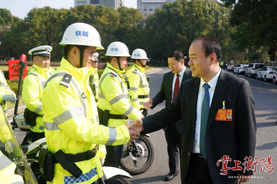 朱健看望慰问在市两会安保工作一线执勤的公安民辅警 刘中杰一同看望