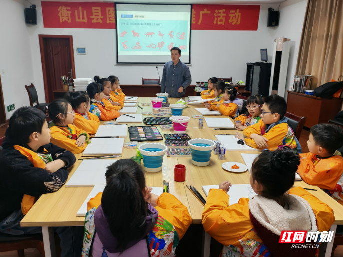 当非遗漏印邂逅新年:图书馆里,孩子们将“福气马”跃然纸上