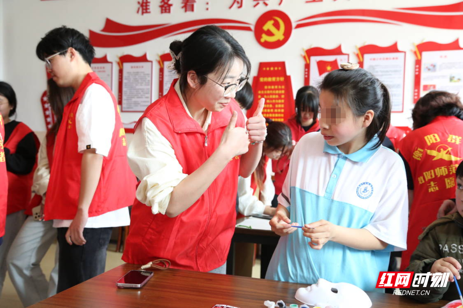 衡师学子大手牵小手，情暖特殊儿童