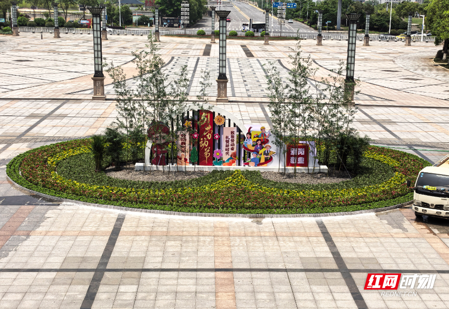 “五一”花卉景观亮相高铁衡阳东站广场