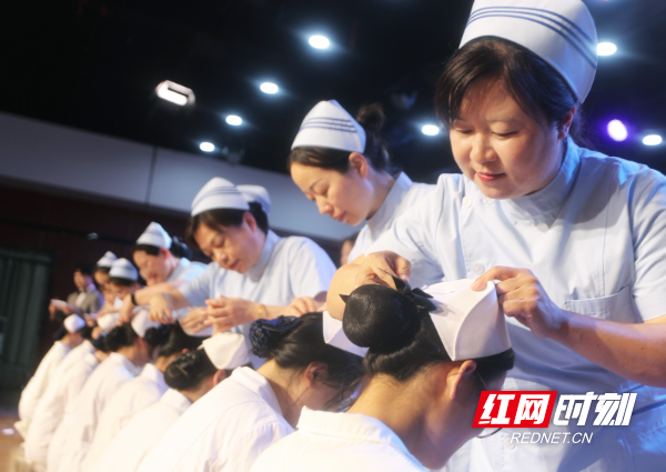 南华大学：授帽传灯庆祝护士节