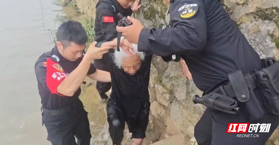 常宁：老人被困河中，幸好他们及时赶到
