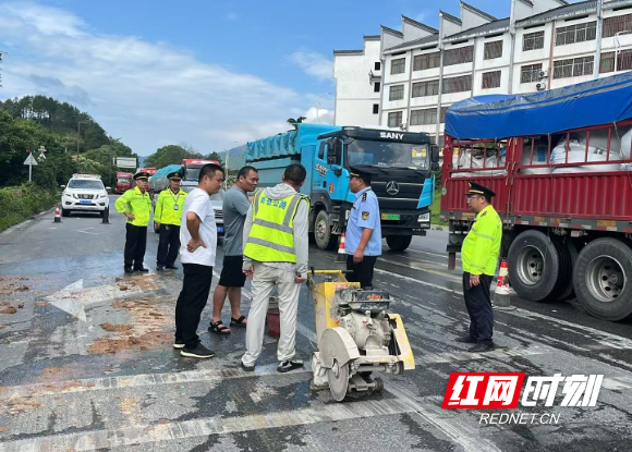 南岳公路部门集中整治路面坑槽 筑牢公路安全防线